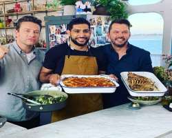 Amir Khan eating non vegetarian food